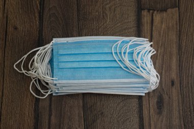 Coronavirus salgını sırasında tek kullanımlık yüz maskeleri.