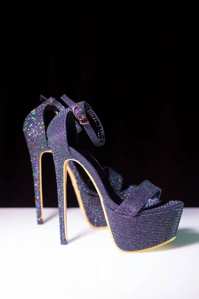 Sexy Nero Paillettes Scarpe Con Tacco Alto Sfondo Bianco Nero — Foto Stock