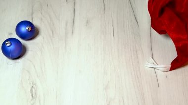 Beyaz eldivenli eller masaya kurdeleyle bağlanmış hediye kutusu.