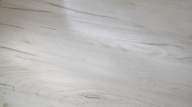 Eller paketlenmiş, hediye paketi ve kurdeleyle bağlanmış.