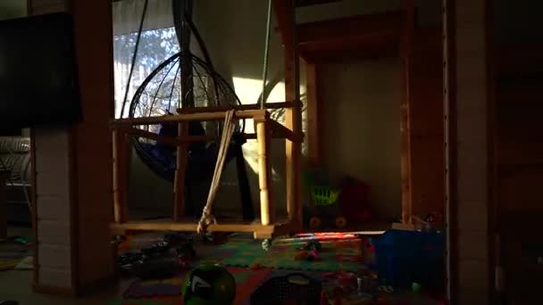 Columpio Bebé Vacío Balanceándose Sala Estar Desierta Casa Madera — Vídeos de Stock
