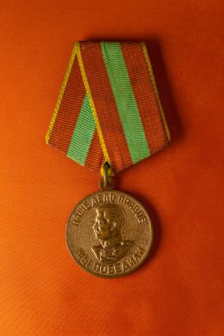 Büyük Vatanseverlik Savaşı 'nda Stalin profilli ev işçiliği madalyası.