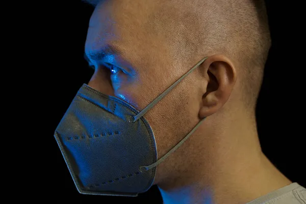 Siyah Arkaplanda Solunum Cihazı Olan Bir Adamın Yüz Profili — Stok fotoğraf