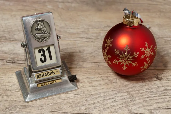 Retro Desk Calendar Date December Red Christmas Ball — Stock Photo, Image