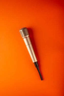 Turuncu arkaplanda kablosuz mikrofon