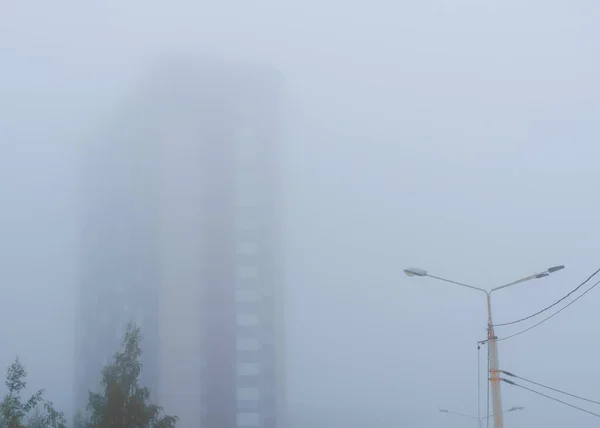 Edificio Alto Densa Niebla Blanca Verano —  Fotos de Stock