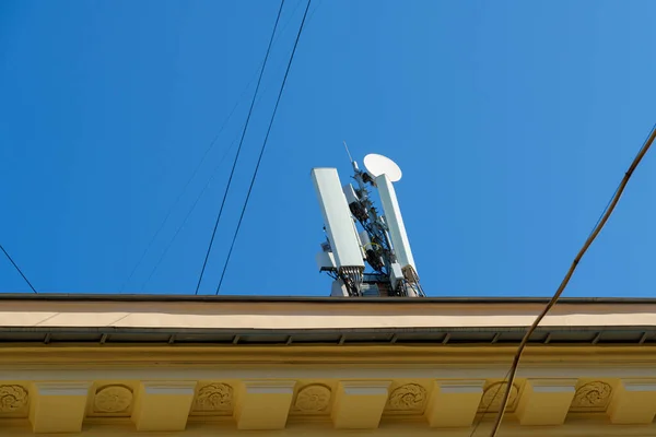 Hücresel Iletişim Antenleri Çatıda — Stok fotoğraf