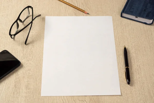 Nieuw Blanco Vel Papier Vulpen Kantoortafel Tussen Kantoorbenodigdheden — Stockfoto