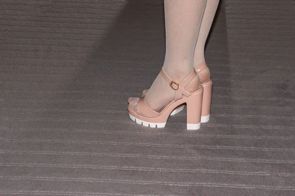 Patas Femeninas Delgadas Medias Rejilla Blancas Zapatos Tacón Alto — Foto de Stock
