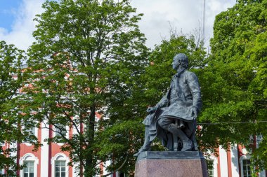 Yazın St. Petersburg parkında akademisyen Lomonosov 'a heykel
