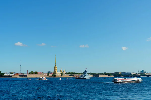 Civilian Tourist Ships Warship Neva River Peter Paul Cathedral Petersburg — Stock Photo, Image