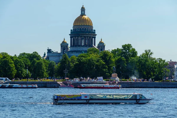 Tourists Buses Waterbuses Peterburg Isaac Cathedral — Stock Photo, Image