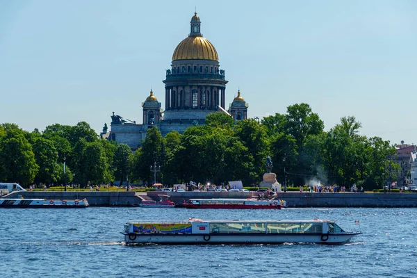 Туристы Автобусах Речных Автобусах Санкт Петербурге Возле Исаакиевского Собора — стоковое фото