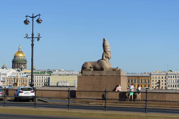 Turisták Fotózni Szobor Antik Egyiptomi Szfinx Szentpéterváron Város — Stock Fotó