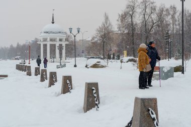 Yaşlı bir çift kışın setin kenarındaki yürüyüşe bakmak için durdular.