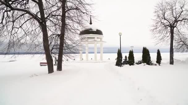 Bewegend Uitzicht Naar Stad Rotunda Bevroren Winter Meer Dijk Met — Stockvideo