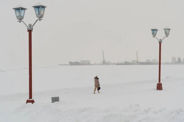 Одинокий Прохожий Городской Набережной Замёрзшего Озера Зимнем Снегопаде Петрозаводск Россия — стоковое фото