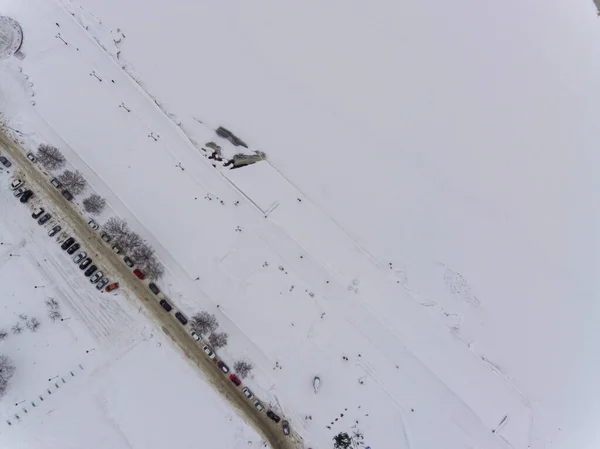 Вид Воздуха Припаркованные Зимой Автомобили Вдоль Набережной Замёрзшего Озера Онего — стоковое фото