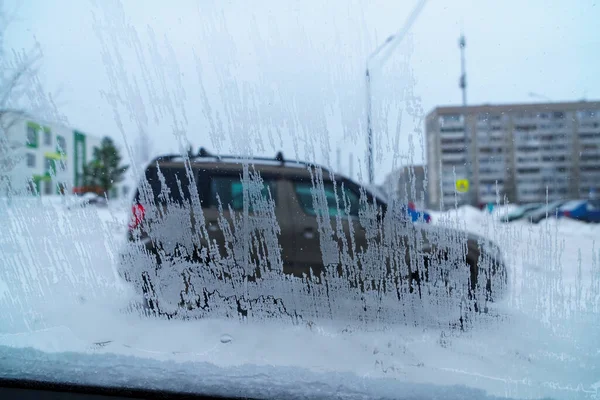 Utsikt Genom Frostigt Bilfönster Stadens Gata Frostig Vintermorgon — Stockfoto