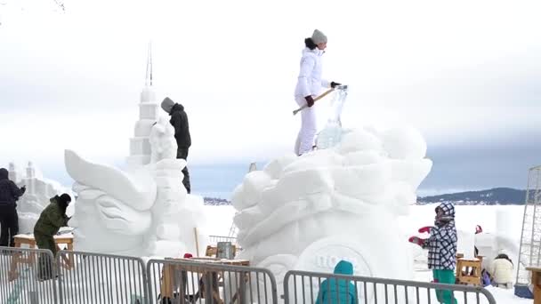Gente Arte Trabaja Bien Haciendo Esculturas Nieve Aire Libre Ciudad — Vídeos de Stock