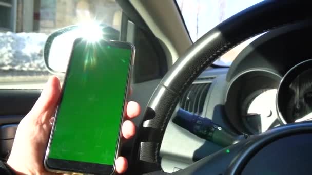Телефон Зеленым Экраном Руке Водителя Машине Замедленной Съемке — стоковое видео