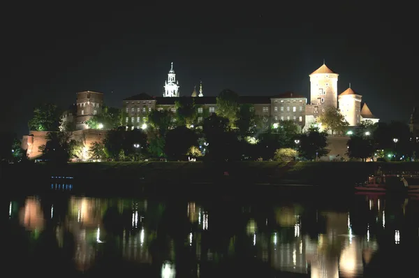 Oświetlony zamek w nocy — Zdjęcie stockowe