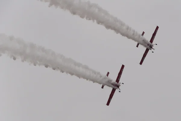 Dwa samoloty podczas akrobacji — Zdjęcie stockowe
