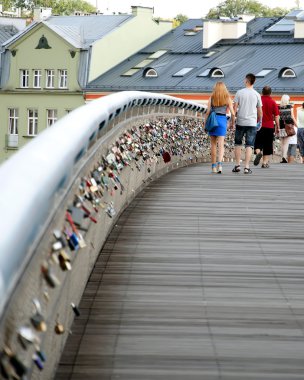 genç bir çift fikirmiş Köprüsü'nde