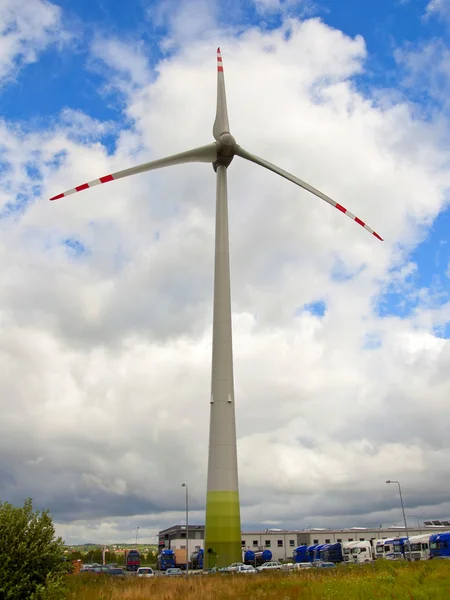 Turbina eólica en el campo de maíz —  Fotos de Stock