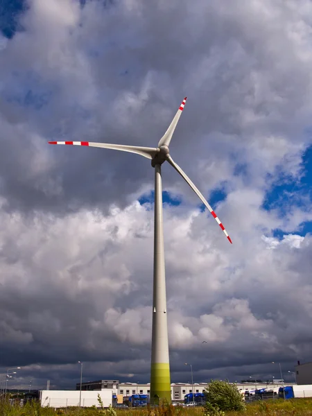 Turbina eólica en el campo de maíz —  Fotos de Stock