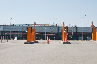 Parking yakınındaki metro.