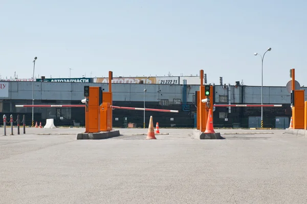 De poorten bij de ingang van parking — Stockfoto