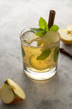 Buzlu elma suyu, ferahlatıcı içecek, naneli ve taze elmalı. Yaşam tarzı içeceği