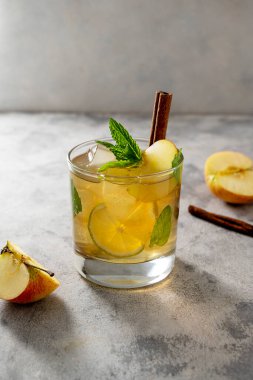 Buzlu elma suyu, ferahlatıcı içecek, naneli ve taze elmalı. Yaşam tarzı içeceği