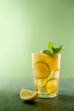 Taze naneli limonata ve buzlu cam. Tazeleyici yaz içeceği. Yeşil arkaplan