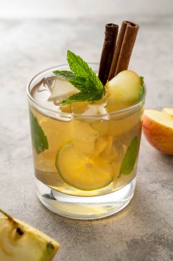 Buzlu elma suyu, ferahlatıcı içecek, naneli ve taze elmalı. Yaşam tarzı içeceği