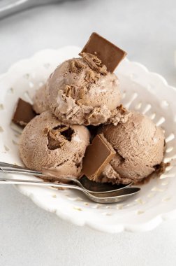 Yaz soğuğu, çikolatalı dondurmayı kaseye koyar. 