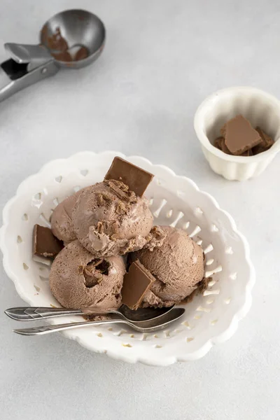 Yaz soğuğu, çikolatalı dondurmayı kaseye koyar. 