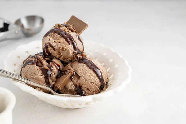 Chocolate Ice Cream Balls Scoops Chocolate Syrup Bowl Gray Background — Foto de Stock