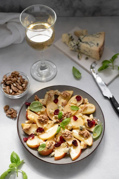 Blue Cheese Apples Appetizer Walnuts Cranberries Honey — Stockfoto