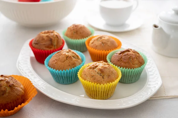 Πεντανόστιμα Χρυσά Σπιτικά Muffins Πολύχρωμα Χάρτινα Φλιτζάνια Πιάτο Λευκό Φόντο — Φωτογραφία Αρχείου