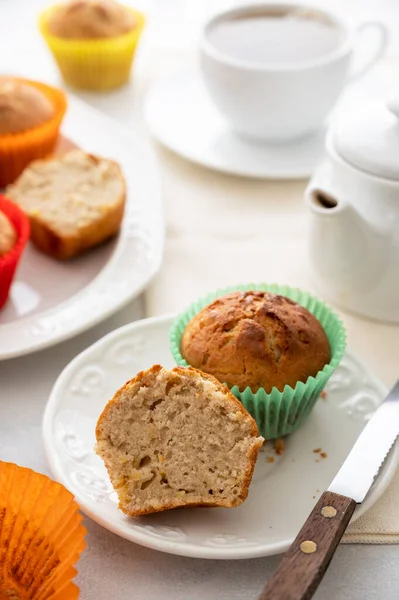 Bir fincan sıcak çayla servis edilen renkli kağıt bardaklı ev yapımı kek.