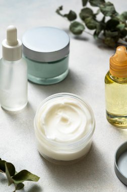 Cilt bakım kremi ve kozmetik ürünlerle dolu yağ kavanozları. Güzellik ve refah kavramı.