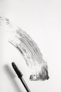 Fırça aplikatörlü siyah rimel, beyaz arka planda izole edilmiş. Güzellik ürünleri