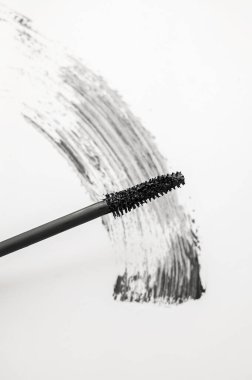 Fırça aplikatörlü siyah rimel, beyaz arka planda izole edilmiş. Güzellik ürünleri