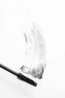 Fırça aplikatörlü siyah rimel, beyaz arka planda izole edilmiş. Güzellik ürünleri