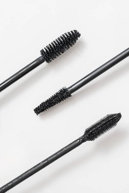 Üç siyah rimel fırçası aplikatörü, beyaz arka planda izole edilmiş. Güzellik ürünleri