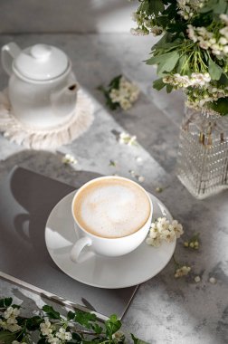 Sütlü fincan kahve ve çiçek açan ağaç brunch 'ı natürmort görüntüsü