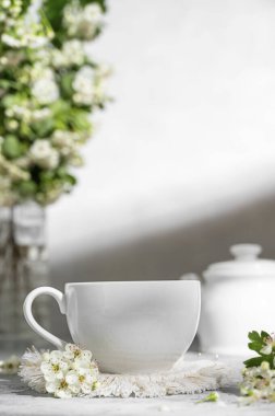 Sütlü fincan kahve ve çiçek açan ağaç brunch 'ı natürmort görüntüsü