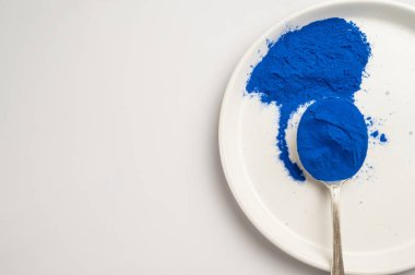 Kelebek çiçeği tozu ya da mavi kibrit, üst manzara.